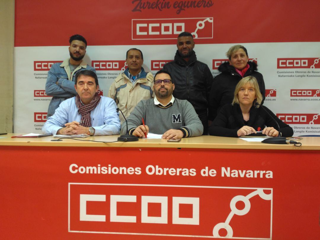 Responsables de CCOO acompañados de trabajadores de Servicarne.