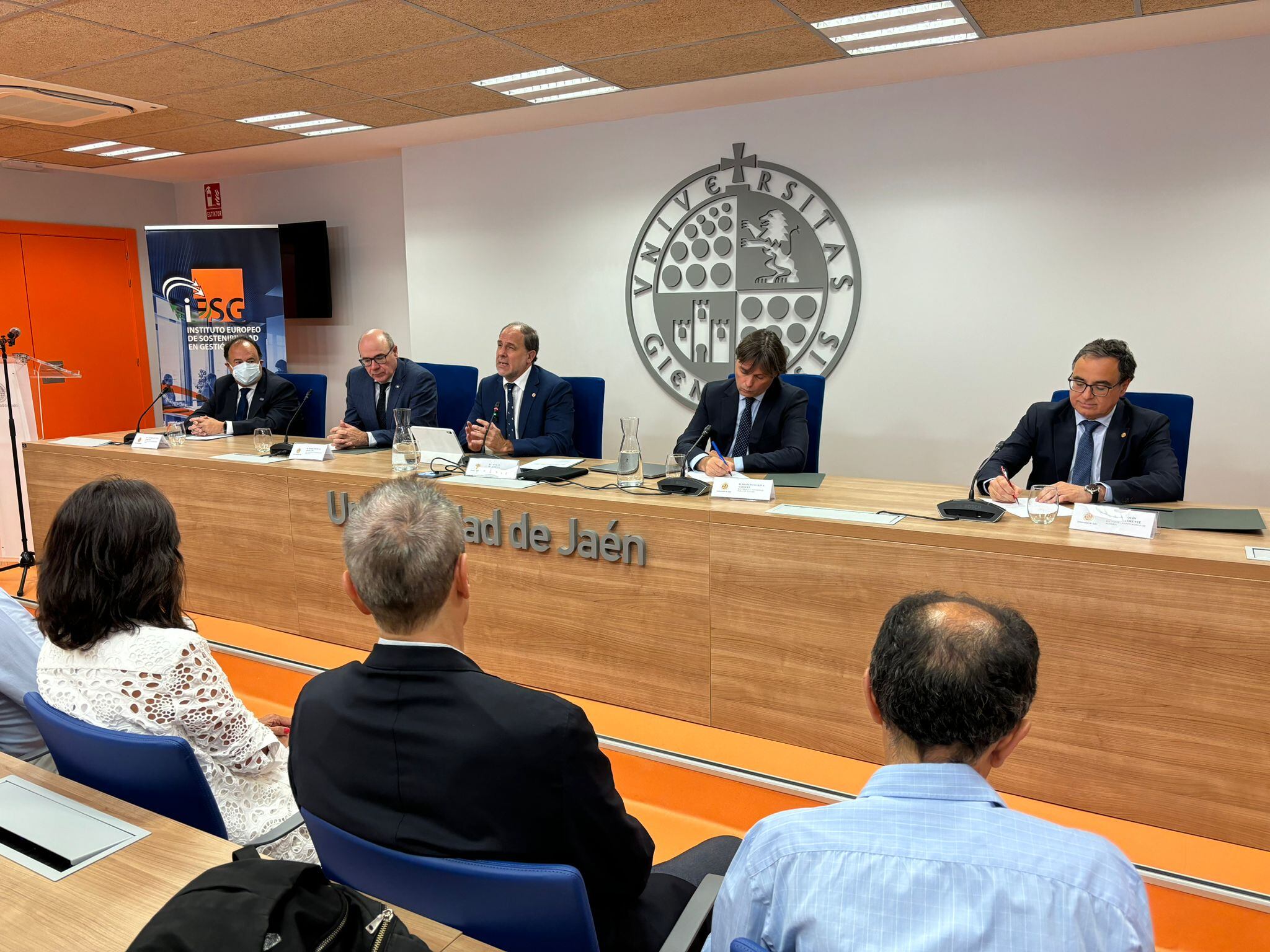 El rector de la Universidad de Jaén, Nicolás Ruiz Reyes, junto con sus homólogos en las universidades de Almería, Cádiz, Granada y Pablo de Olavide, José Joaquín Céspedes, Casimiro Mantell, Pedro Mercado y Francisco Oliva, presenta en rueda de prensa el Instituto Europeo de Sostenibilidad en Gestión.