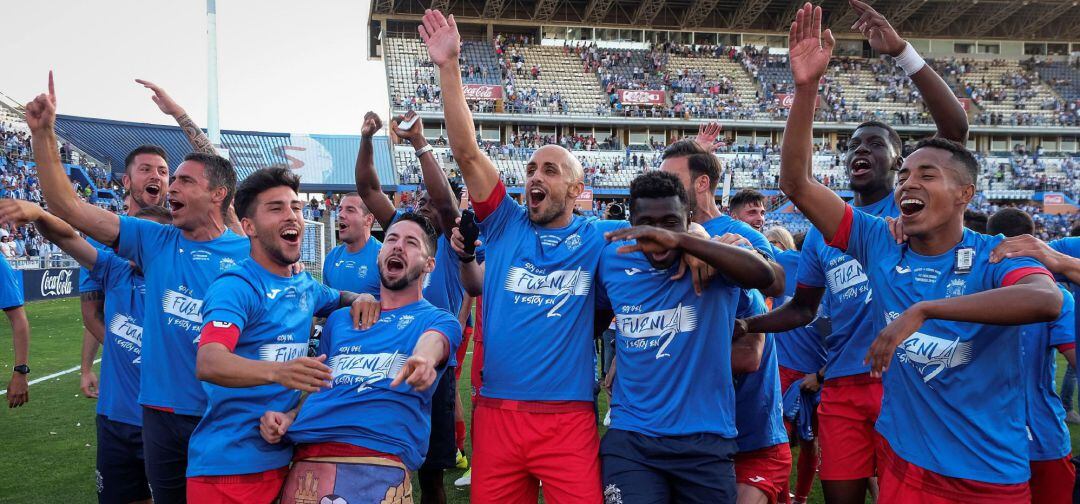 Los jugadores del Fuenlabrada celebran el ascenso de su equipo a a la Segunda División, tras finalizar el encuentro disputado contra el Recreativo de Huelva en el Estadio Nuevo Colombino.