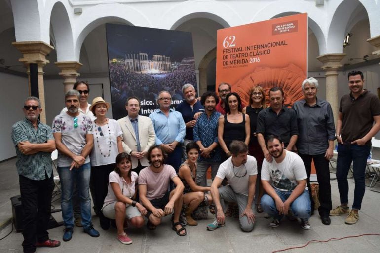 El equipo de &quot;Marco Aurelio&quot;, posa ante la prensa en la presentación de la obra