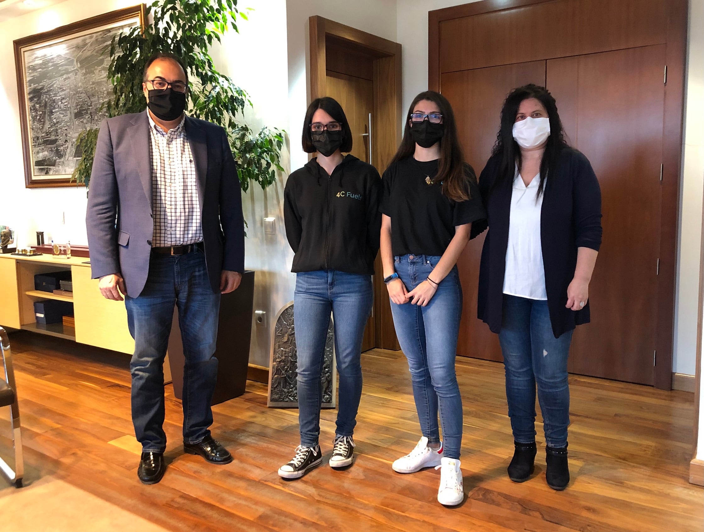 Las leganenses Celia Martín y Lucía Tapia (en el centro de la fotografía), integran el equipo universitario que ha ganado la medalla de oro de un concurso de biología en Massachusetts.