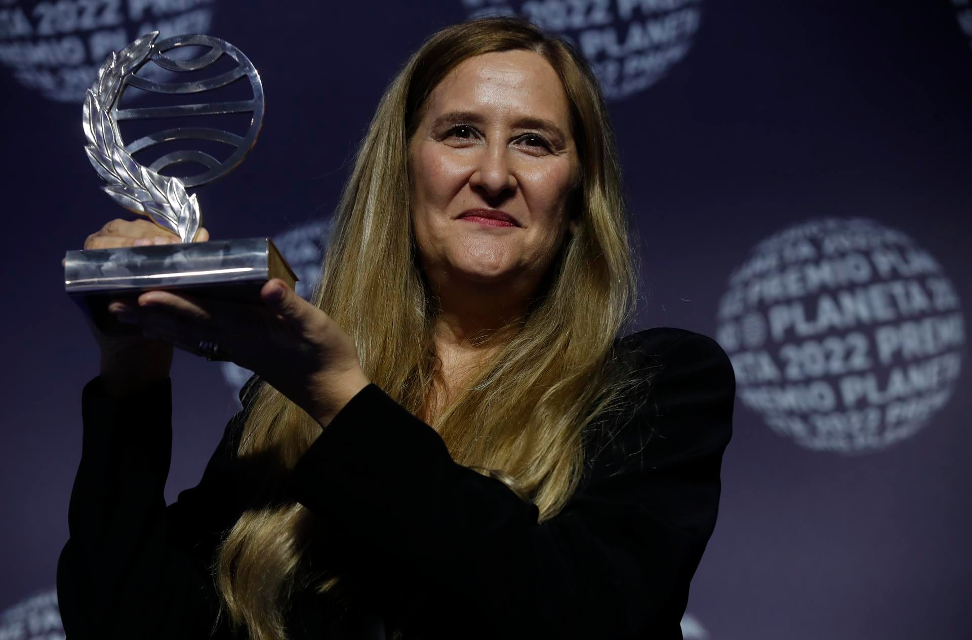 Luz Gabás, mostrando emocionada el Premio Planeta