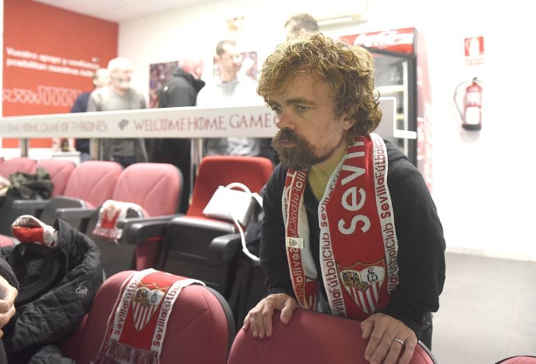 Peter Dinklage, el actor que encarna a Tyron Lannister, con la bufanda del Sevilla FC en el palco del Ramón Sánchez Pizjuán.