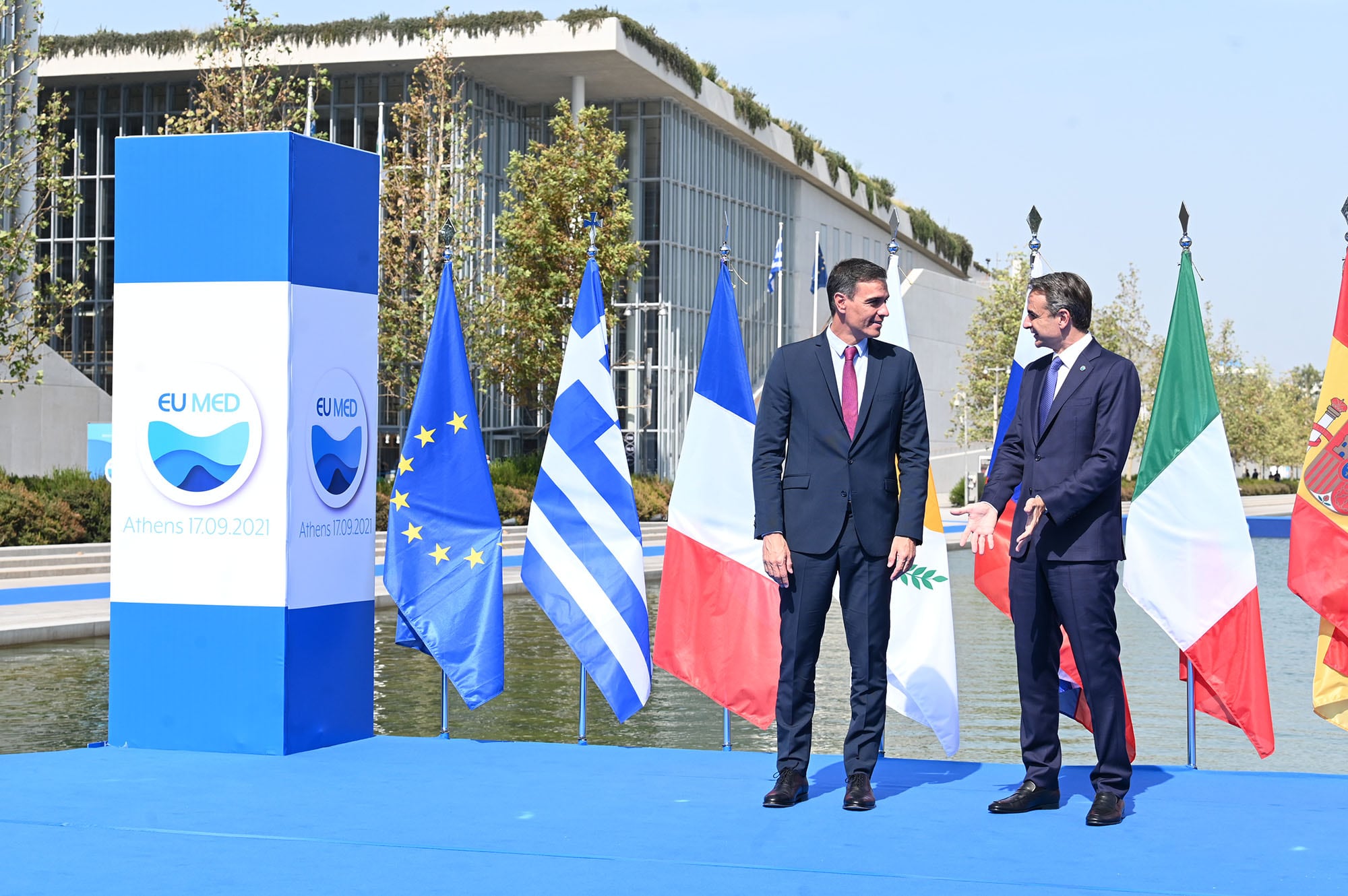 El presidente del Gobierno, Pedro Sánchez, junto al primer ministro griego, Kyriakos Mitsotakis, quien le da la bienvenida a la Cumbre sobre cambio climático y su impacto en el Mediterráneo