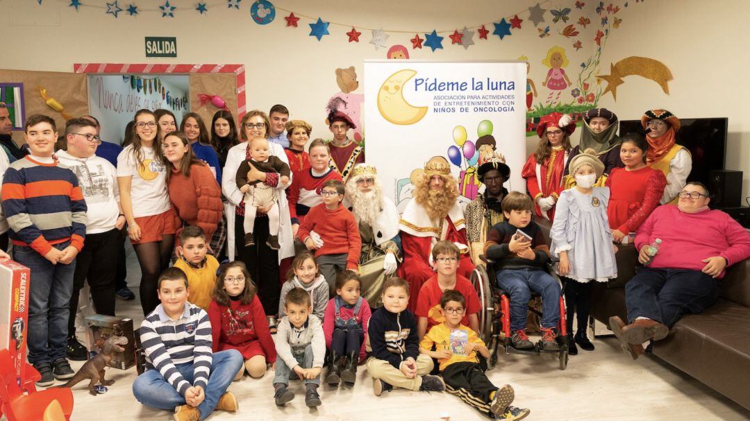 Foto navideña de la Asociación Pídeme La Luna, una de las beneficiadas con esta acción.