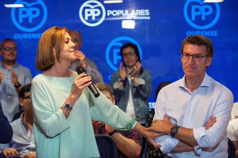 La candidata a la Presidencia del PP María Dolores de Cospedal y el presidente del PP de Galicia, Alberto Núñez Feijóo, durante el acto con afiliados celebrado en la sede del partido en Ourense.