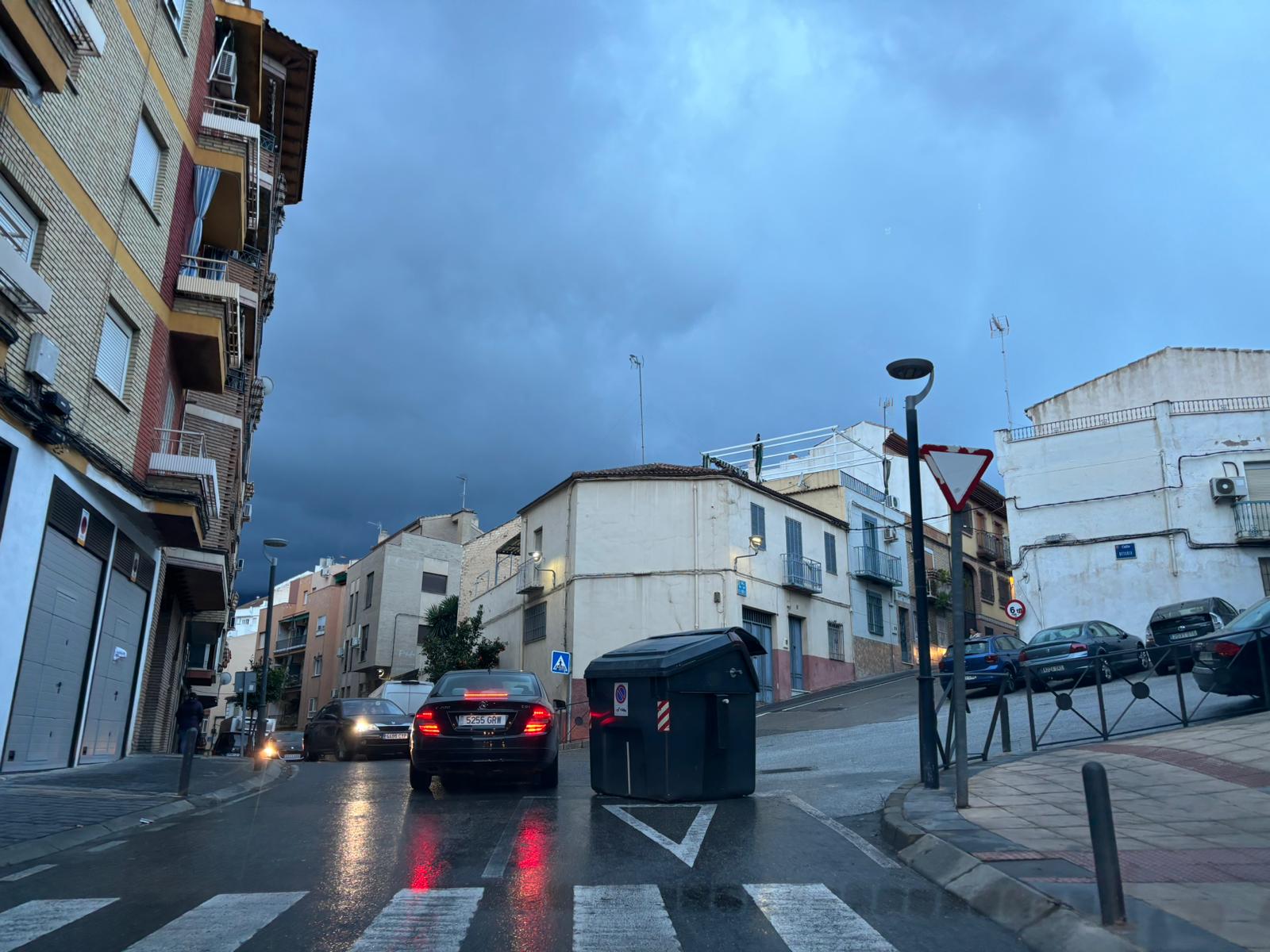 Un contenedor en la calzada por las fuertes rachas de viento en Jaén.