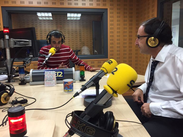 El Alcalde de la ciudad responde a las preguntas de los oyentes y de la redacción en los estudios de Radio Palencia.