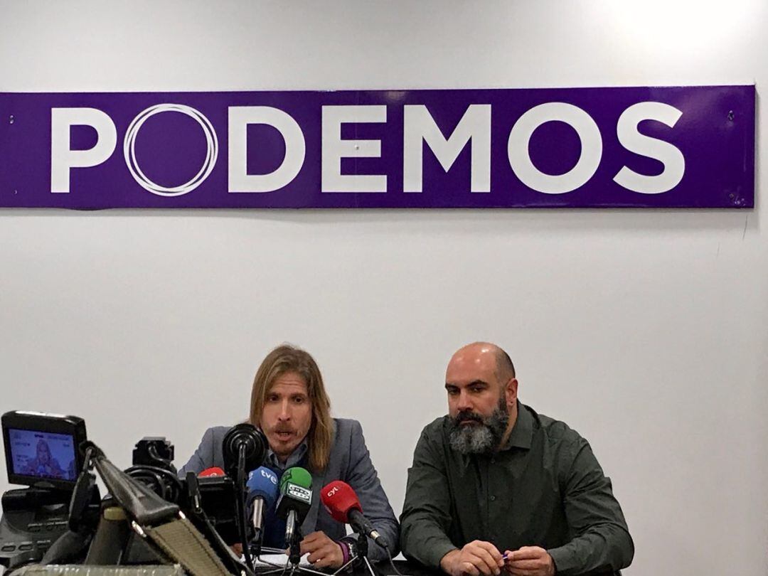 Pablo Fernández a la Izquierda acompañado del procurador regional por Palencia Ricardo López