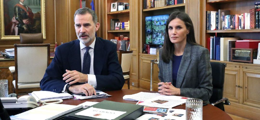 Felipe VI y Doña Letizia en una de las conversaciones que mantienen durante esta pandemia con diferentes colectivos y organizaciones