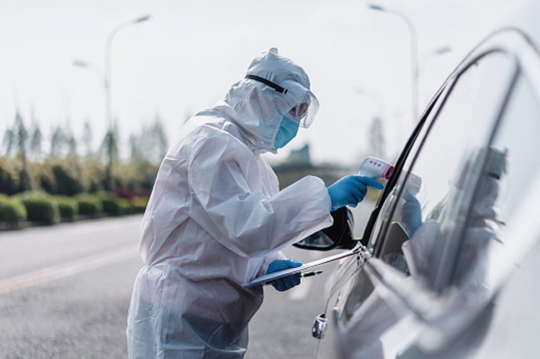 Toma de temperatura a un conductor en un control covid 