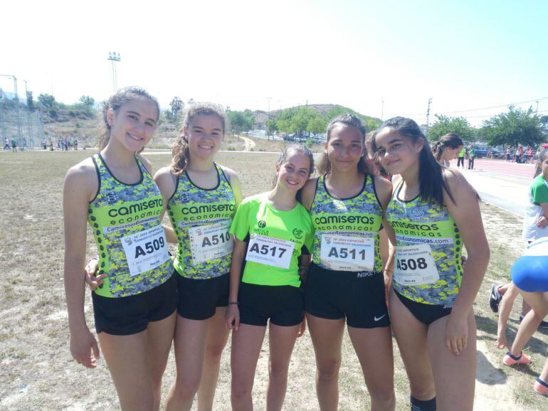 Atletas cadetes del Camisetas Económicas Elda en la prueba provincial