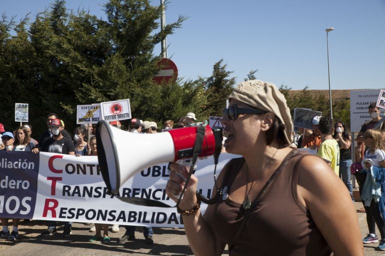 Un centenar de personas se manifestaron a las puertas del CTR