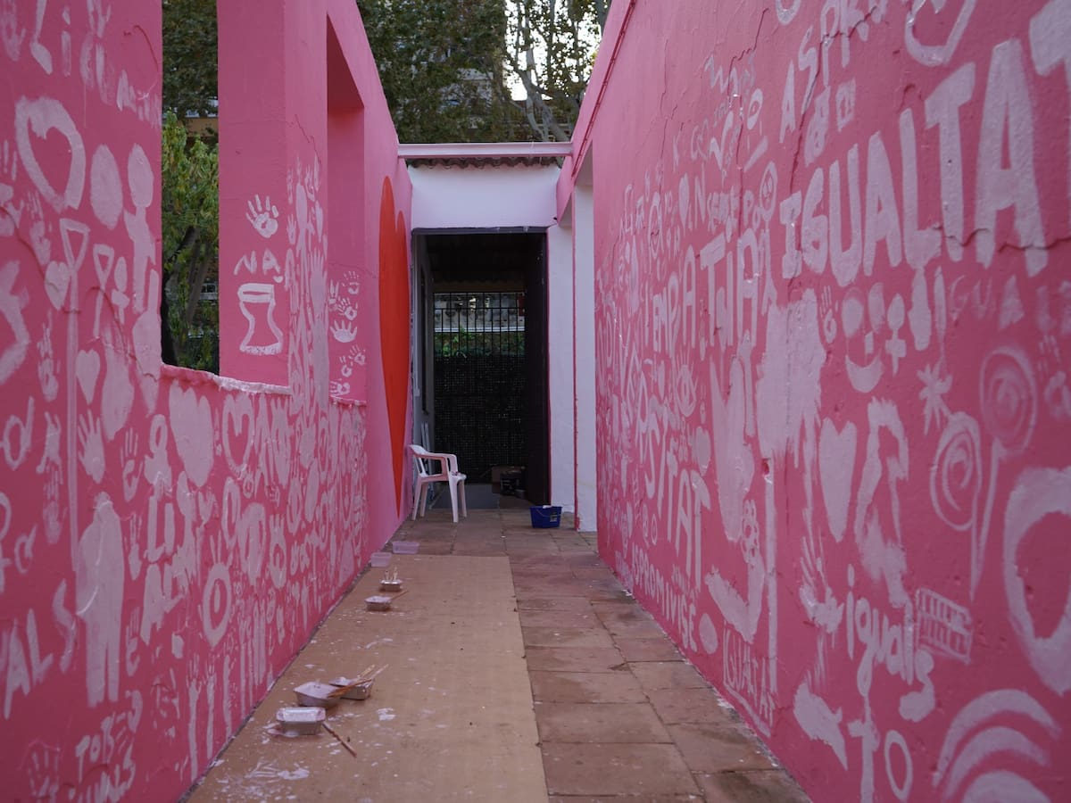 La concejala Amor Amorós sobre el nuevo mural del Jardí de la Pau