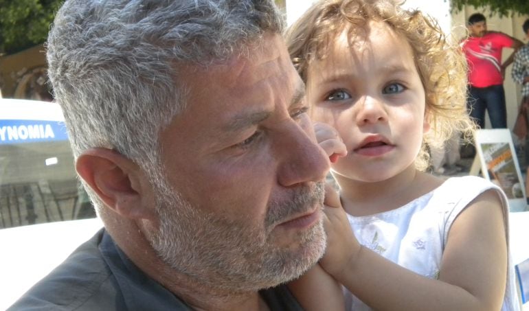 Maher con su hija en la Isla de Kos