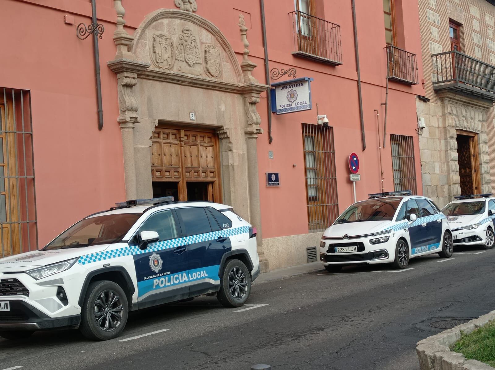 Vehículos de la Policía Local frente a la Jefatura en la Plaza del Pan de Talavera