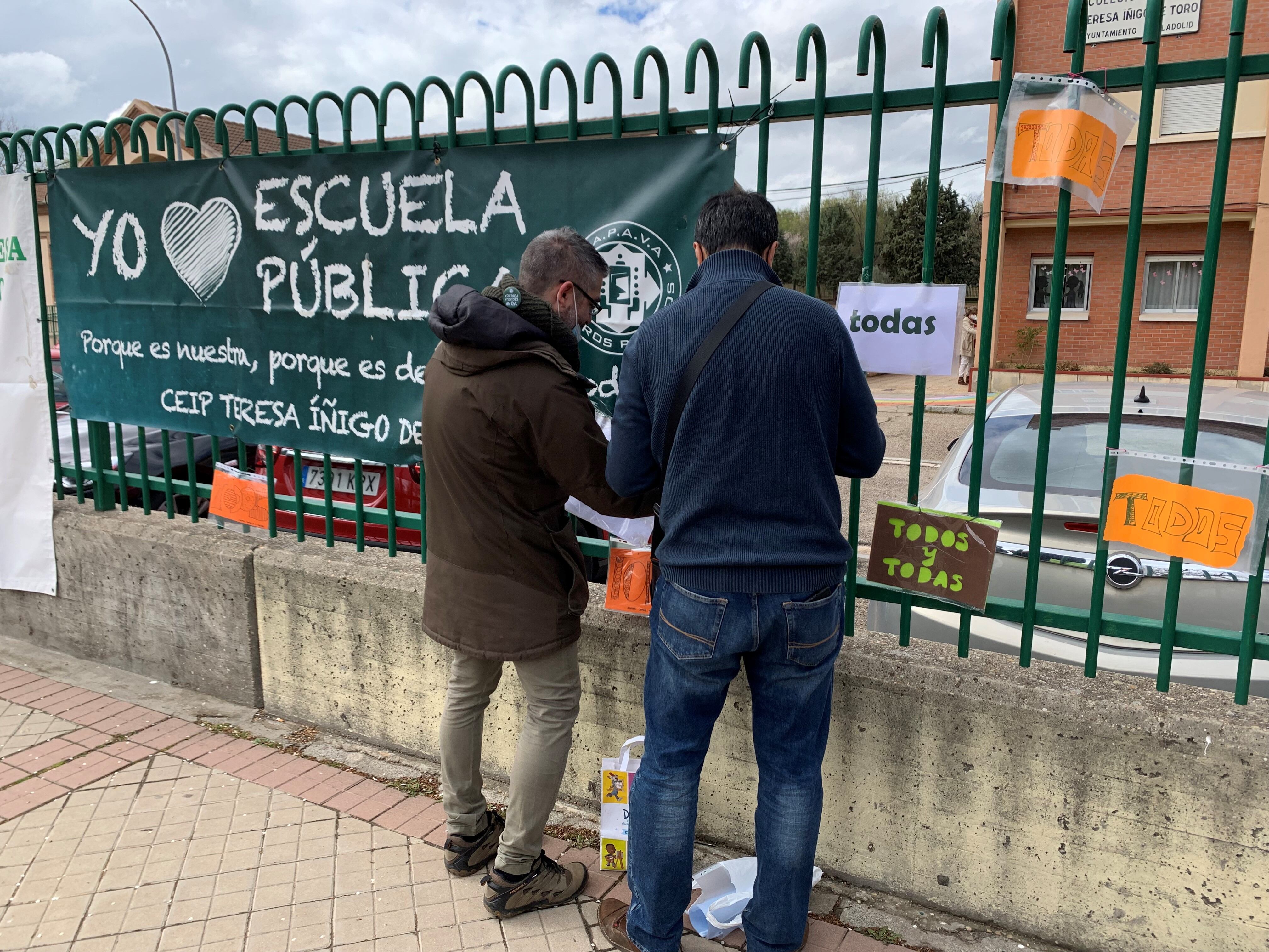 Recortada la palabra 'todas' en el cartel en defensa de la educación pública del CEIP Teresa Íñigo de Toro