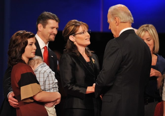 Saludo de los candidatos Biden y Palin y sus familias tras el debate