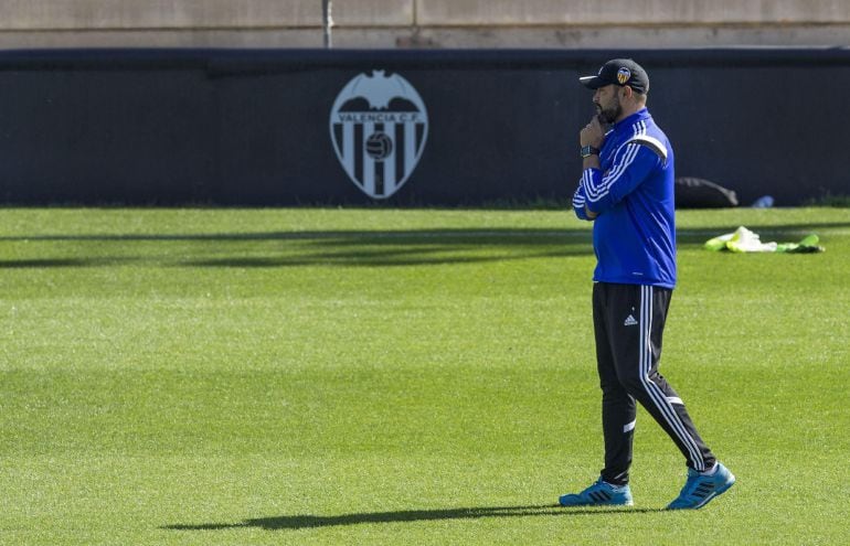 GRA047. VALENCIA, 08/05/2015.- El técnico del Valencia CF, Nuno Espírito Santo, durante el entrenamiento que la plantilla valencianista ha realizado esta mañana, de cara a preparar el partido de Liga que disputará mañana en el Santiago Bernabéu ante el Real Madrid. EFE/Manuel Bruque