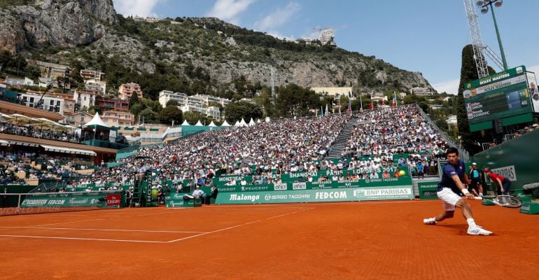 Novak Djokovic devuelve una pelota a Gilles Simon en Montecarlo.