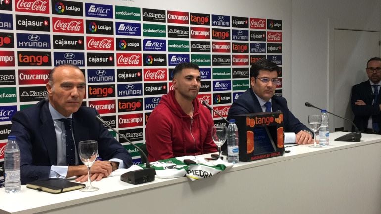 Luis Oliver y Jesús León acompañan a Reyes en su presentación