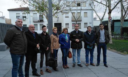 Concejales y presidente de la asociaci&amp;oacute;n de vecinos, Francisco Jos&amp;eacute; Castro (tercero por la izquierda), durante la visita a la plaza de los Rosales.