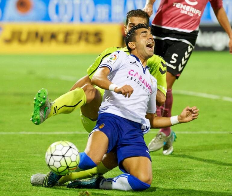 Ángel cae en el área en el último partido ante el Tenerife