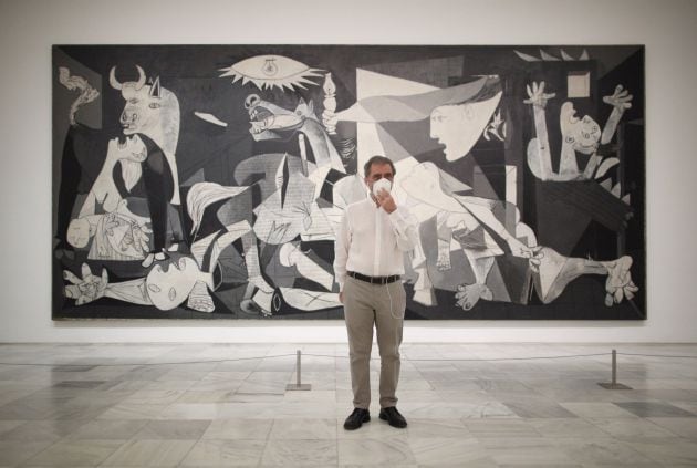 El director del Museo Nacional Centro de Arte Reina Sofía, Manuel Borja-Villel, junto al cuadro de Pablo Picasso &#039;Guernica&#039;