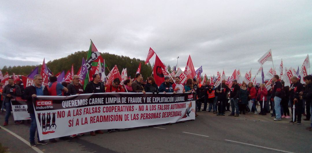 Un millar de personas han secundado la movilización en las inmediaciones de la cárnica en Soto de la Vega