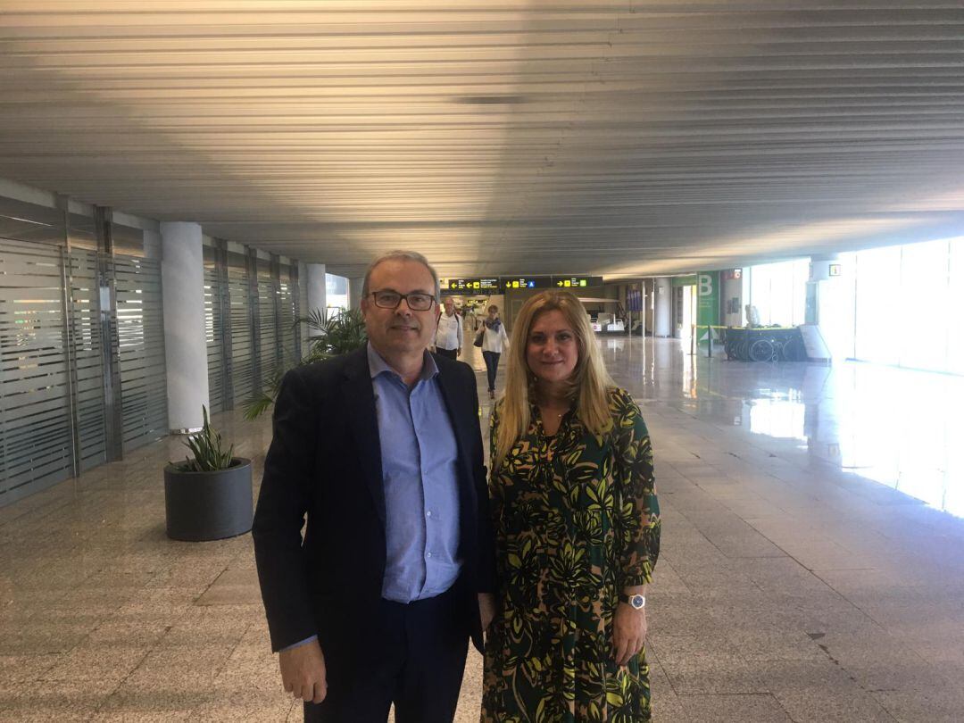 Vicent Torres y Marta Díaz en el aeropuerto de Palma