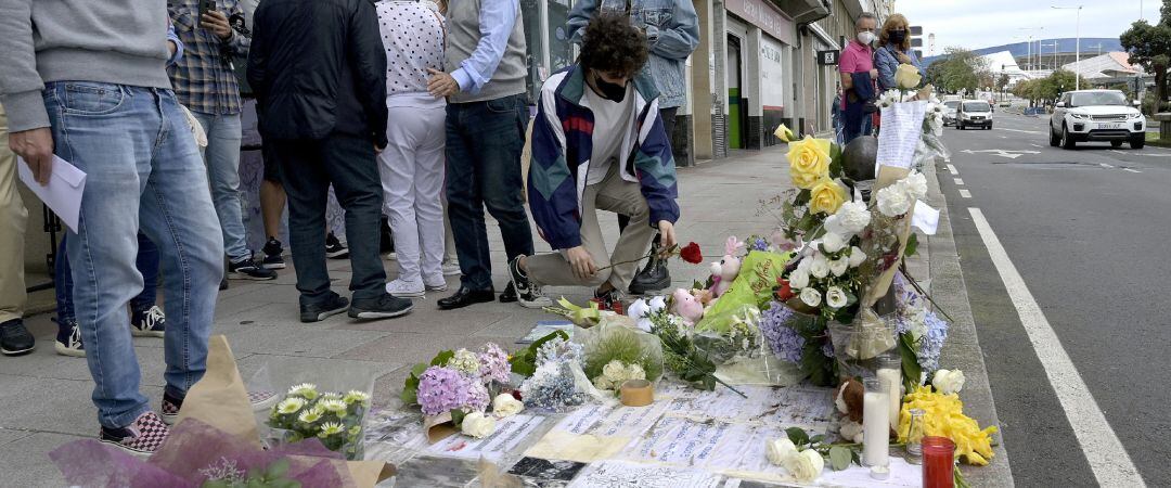 Un joven posa una rosa en el altar colocado en la acera donde fue atacado Samuel