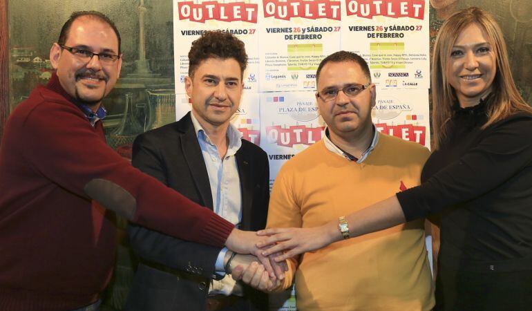 El Presidente de la Asociación de Comerciantes del Pasaje de la Plaza de España, Francisco Pablo Caballero; el concejal de Desarrollo Rubén Bejarano; el vicepresidente de la asociación, Danielle Schinello; y una de las comerciantes de esta zona, Natasha V