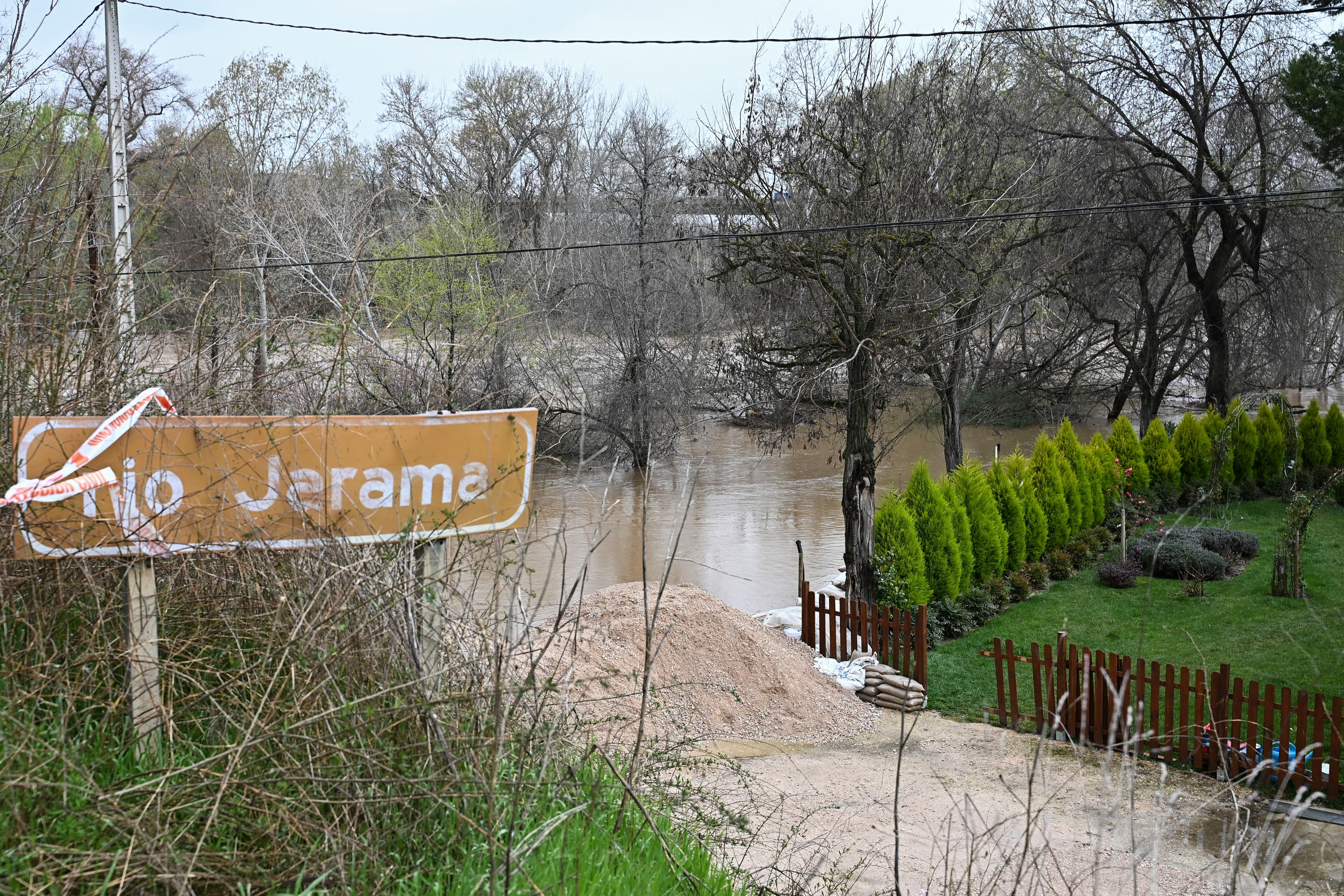 MEJORADA DEL CAMPO, 22/03/2025.- Vista del río Jarama en Mejorada del Campo (Madrid), donde, debido al rápido aumento del nivel del agua en más de dos metros, ha evacuado de manera preventiva a varias personas residentes en la finca el Raso y la zona de polígono próxima al puente de hierro, junto al río Jarama. EFE/Fernando Villar