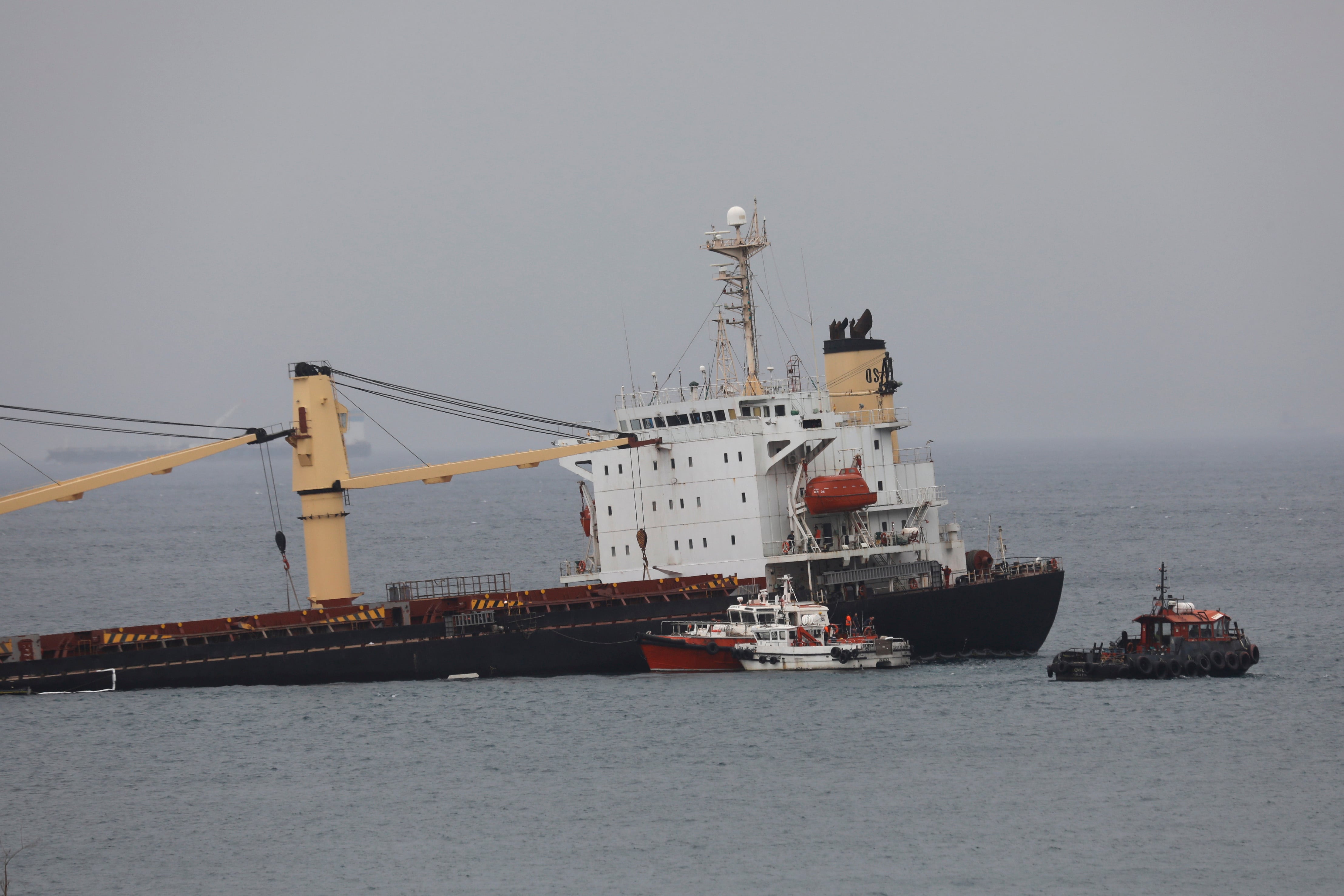 El buque granelero 0S 35, que ha colisionado esta noche con el buque gasero Adam LNG en la Bahía de Algeciras, fue guiado por las autoridades marítimas de Gibraltar hasta la cara este del Peñón.