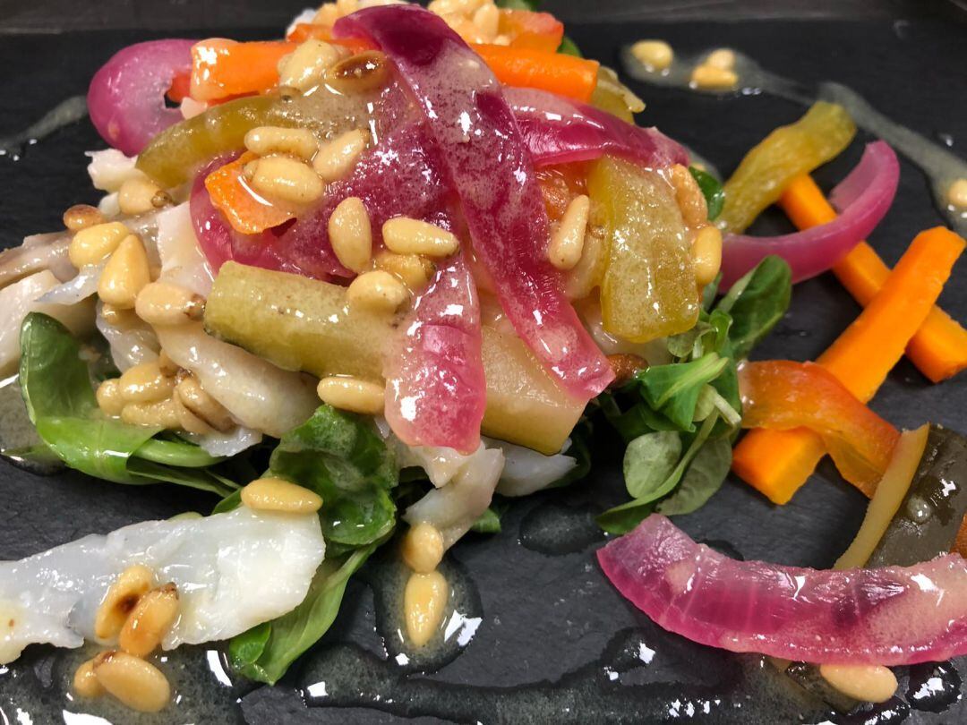 Ensalada de bacalao con verduritas encurtidas y vinagreta de piñones