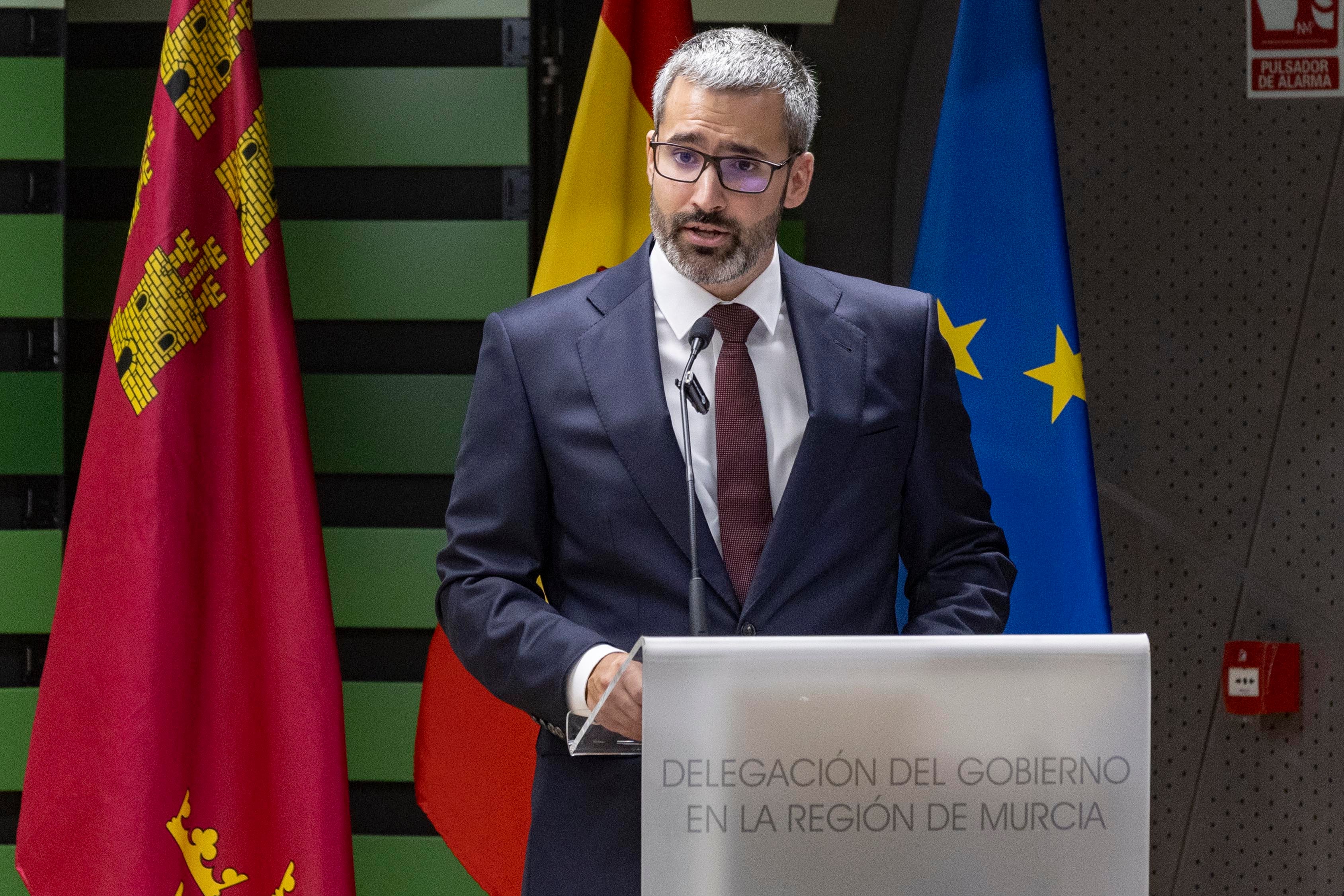 MURCIA, 12/09/2025.- El delegado del gobierno en la Región de Murcia Francisco Lucas (d), durante un momento de su intervención en el acto de su toma de posesión, este viernes en la delegación del gobierno en Murcia. EFE/Marcial Guillén