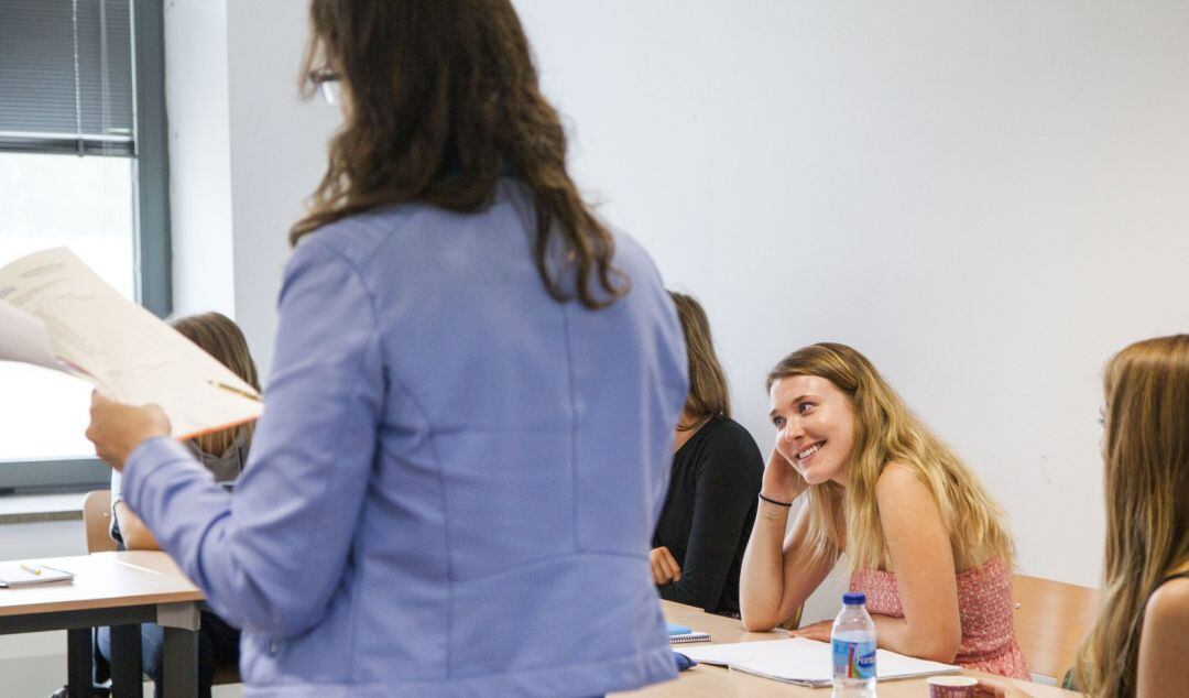 Clase impartida en un aula de la UPO.