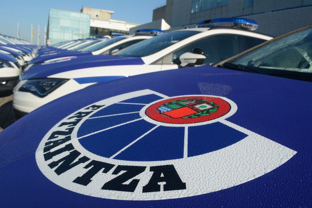 Escudo de la Ertzaintza sobre un coche patrulla