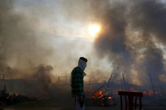 Incendio en &#039;la jungla&#039; de Calais