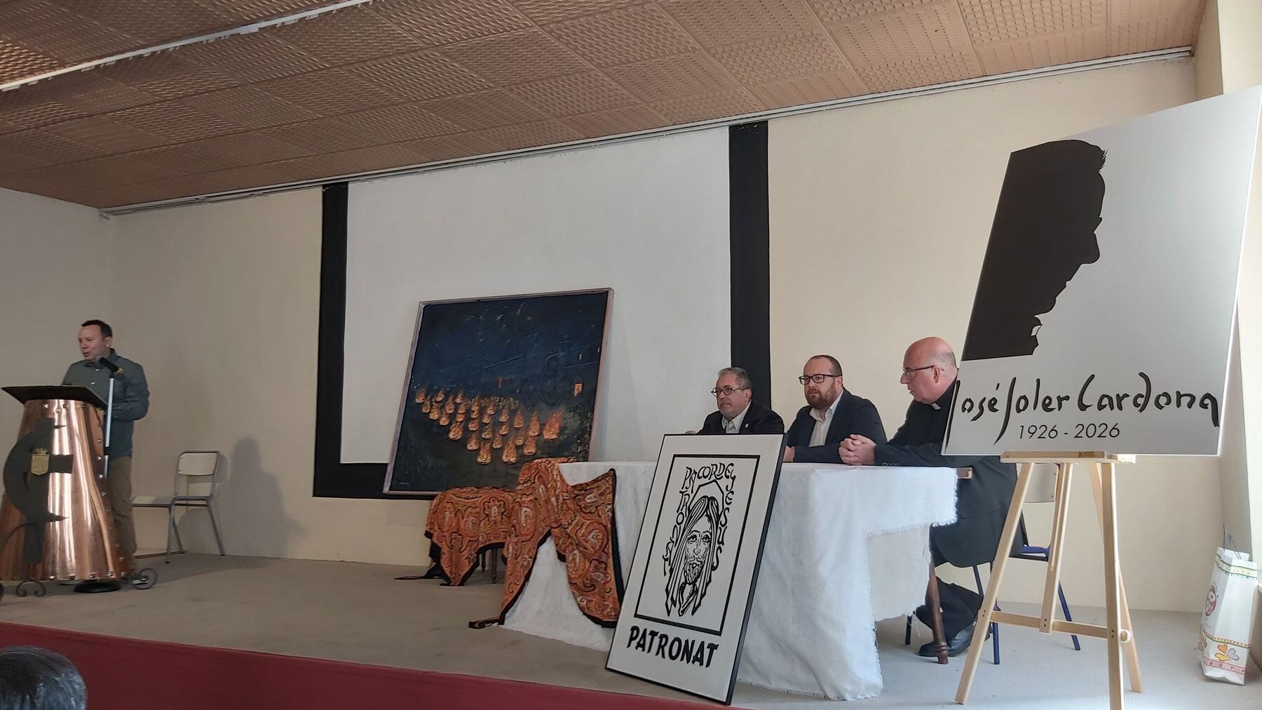 Gabriel Pascual durant la presentació de l&#039;acte amb Moisés Gil, Quino Palací i Ramón Micó, en la taula presidencial