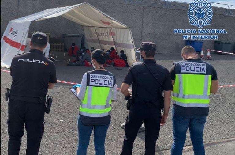 Agentes de la Policía Nacional junto a migrantes llegados a Lanzarote.