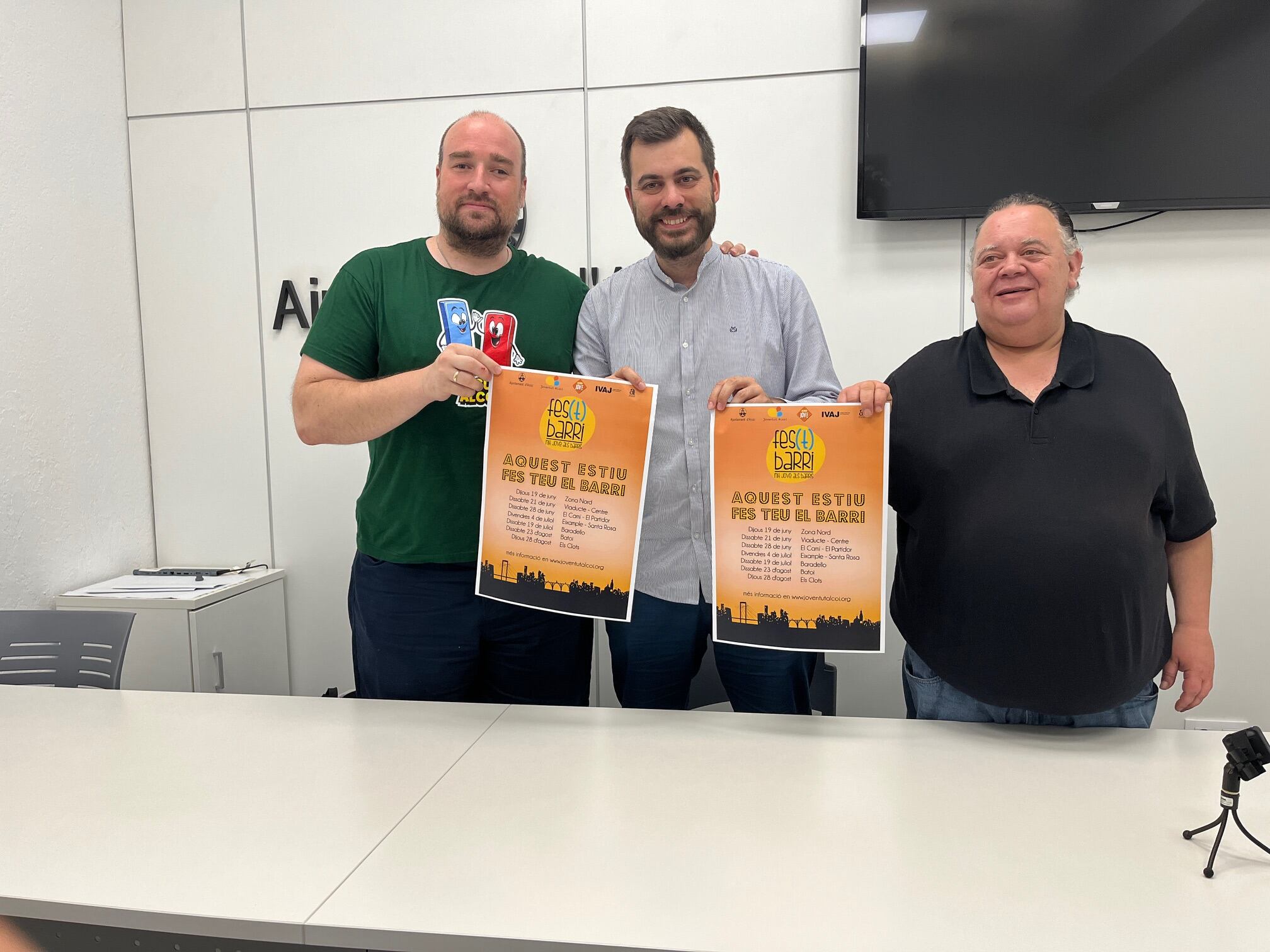 Carlos Llopis, de Domingueros Alcoy; Carles Sansalvador, edil de Juventud y Marcos Martínez, en representación de las asociaciones de vecinos de Alcoy en la presentación de Fes(t)barri 2025.