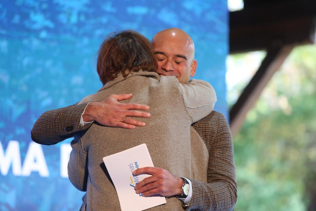 Jesús Martínez Salvador se abraza con la presidenta Carmen Moriyón.