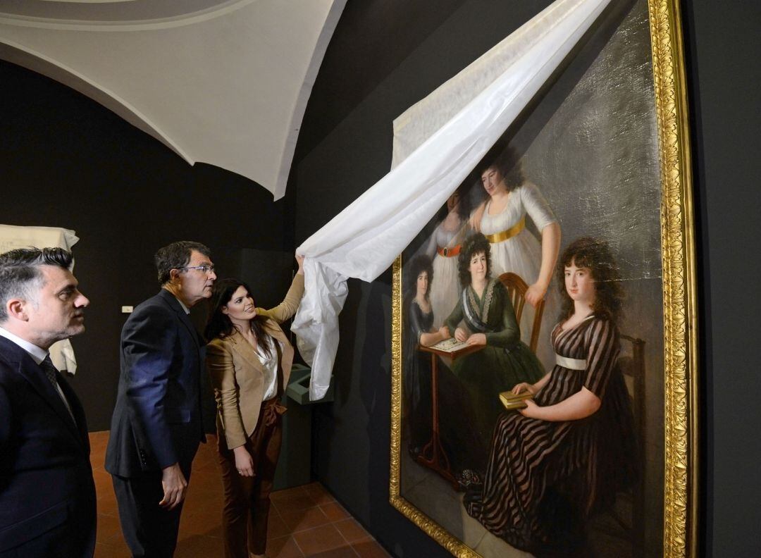 El alcalde de Murcia, José Ballesta y la consejera de Cultura, Miriam Guardiola, descubren &quot;La Condesa de Montijo y sus hijas&quot; de Francisco de Goya, una de las obras de la Exposición