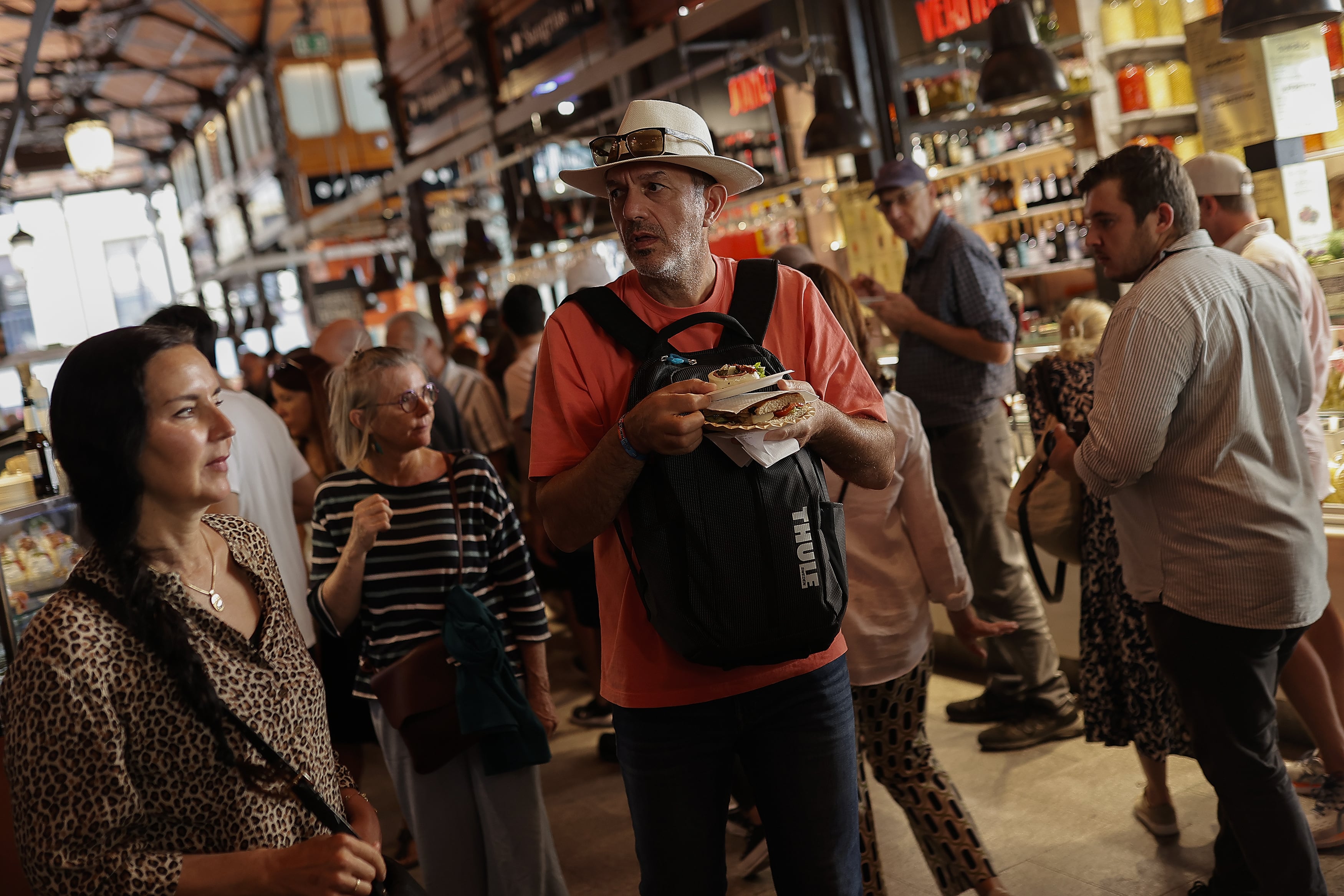 Turistas en el Mercado de San Miguel (Madrid).