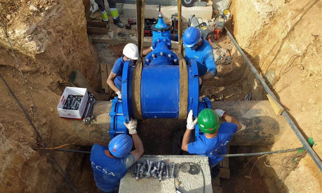 Operarios trabajando en el sistema del agua.