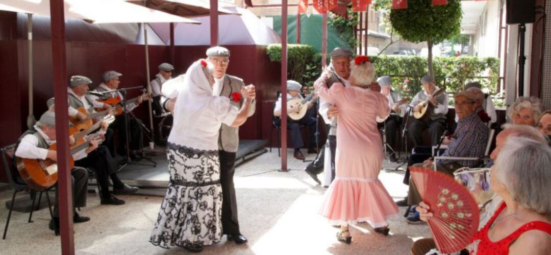 La verbena del Centro de Mayores de la calle Daoiz en las fiestas de San Isidro 2018