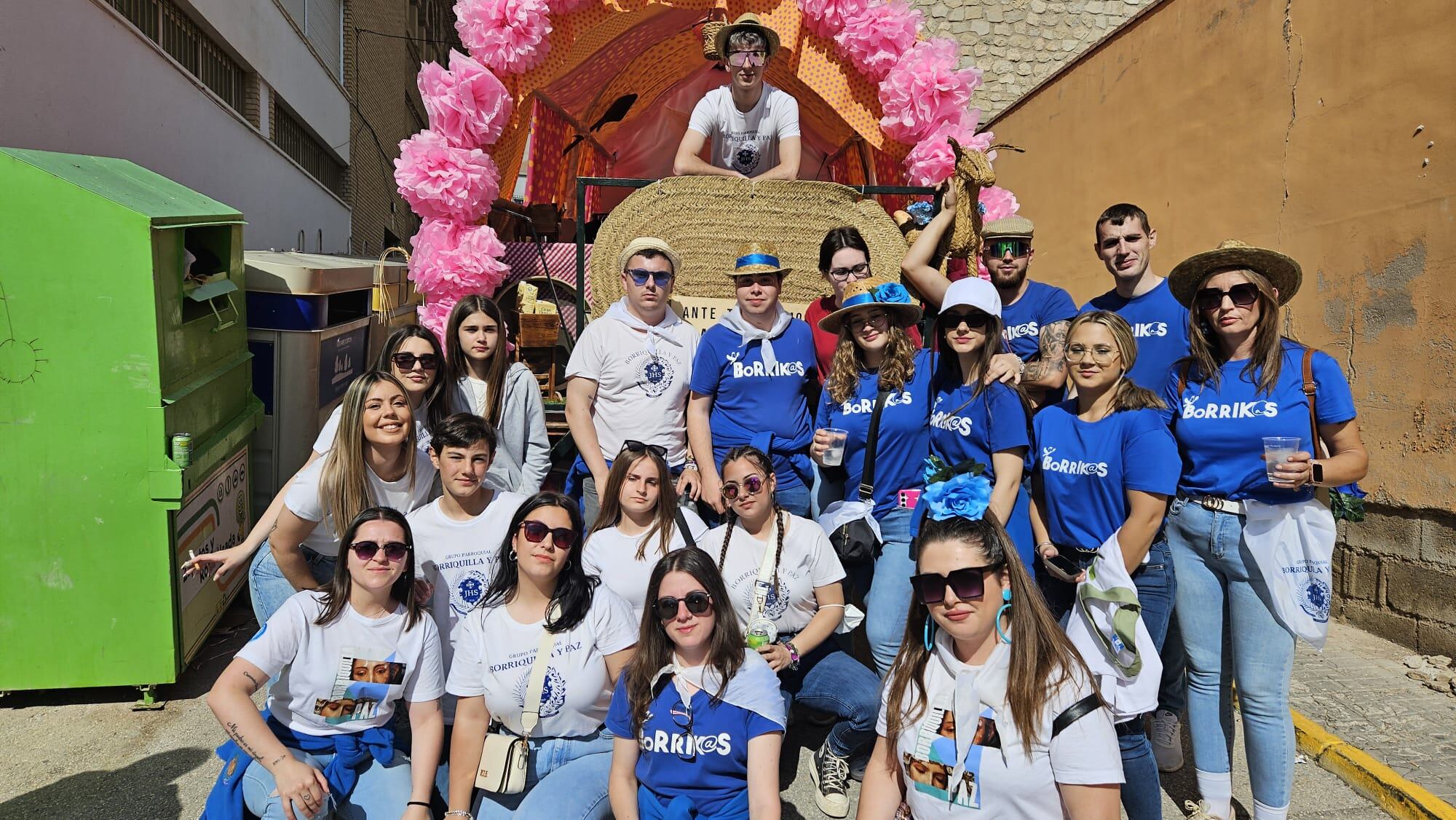 Integrantes de la carroza del Grupo Joven 'La Borriquilla'