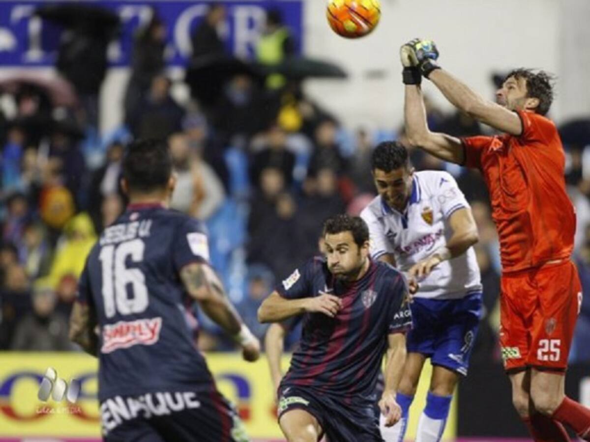 El Real Zaragoza tira en el descuento un partido que tenía ganado