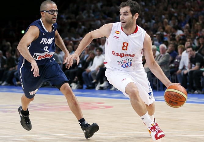 El jugador español José Manuel Calderón controla el balón ante el francés Tony Parker, durante el partido amistoso de baloncesto disputado en París, Francia, el 15 de julio del 2012.